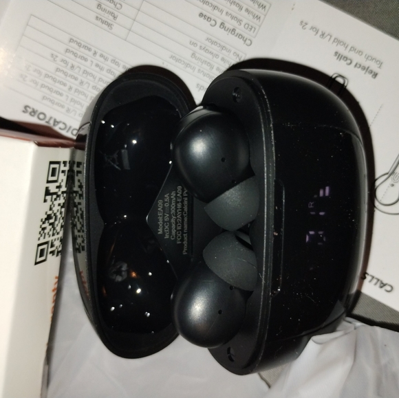 Traded Wireless Earbuds Black NIB - Picture 5 of 5